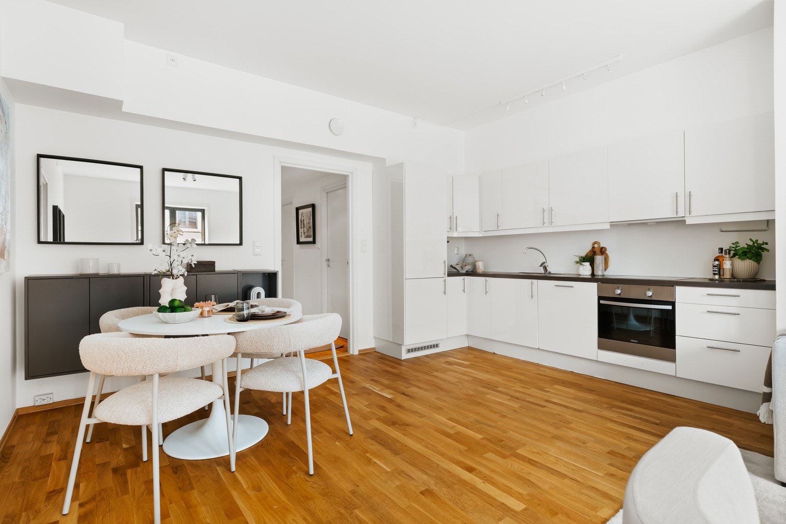 Leiligheten har et pent kjøkken utformet i en praktisk L-form Galleribilde