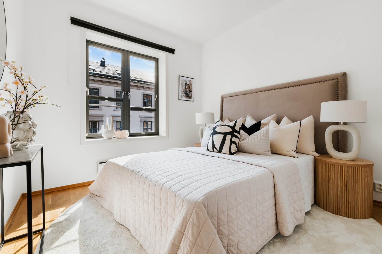 Hovedsoverommet er av god størrelse og gir plass til dobbeltseng, nattbord og mer. Galleribilde