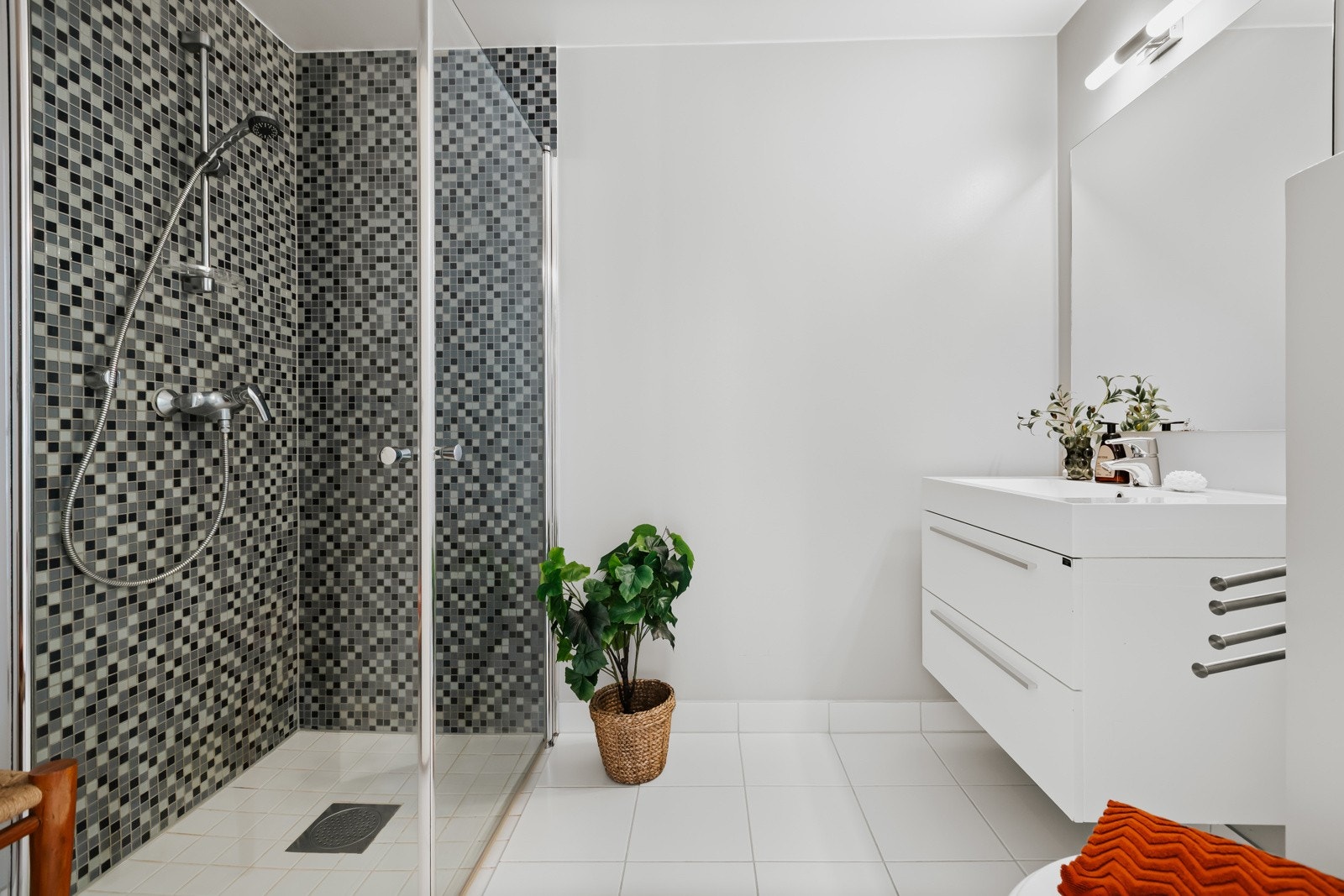 Baderommet fremstår som både stilrent og funksjonelt, med flotte fliser som gir et moderne uttrykk Galleribilde