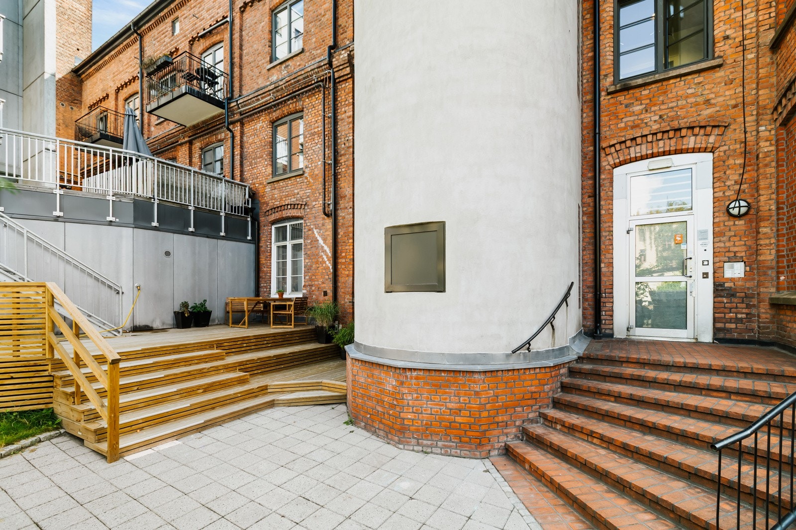 Inngang via avlåst gårdsrom som er opparbeidet med heller og sykkelparkering Galleribilde