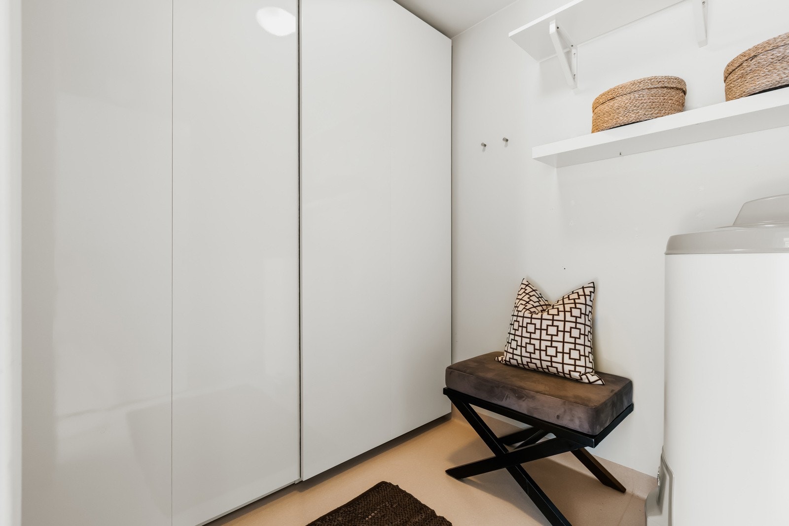 Rett utenfor hovedsoverommet finner du et praktisk vaskerom som selger også benyttes som bod og walk-in-closet Galleribilde