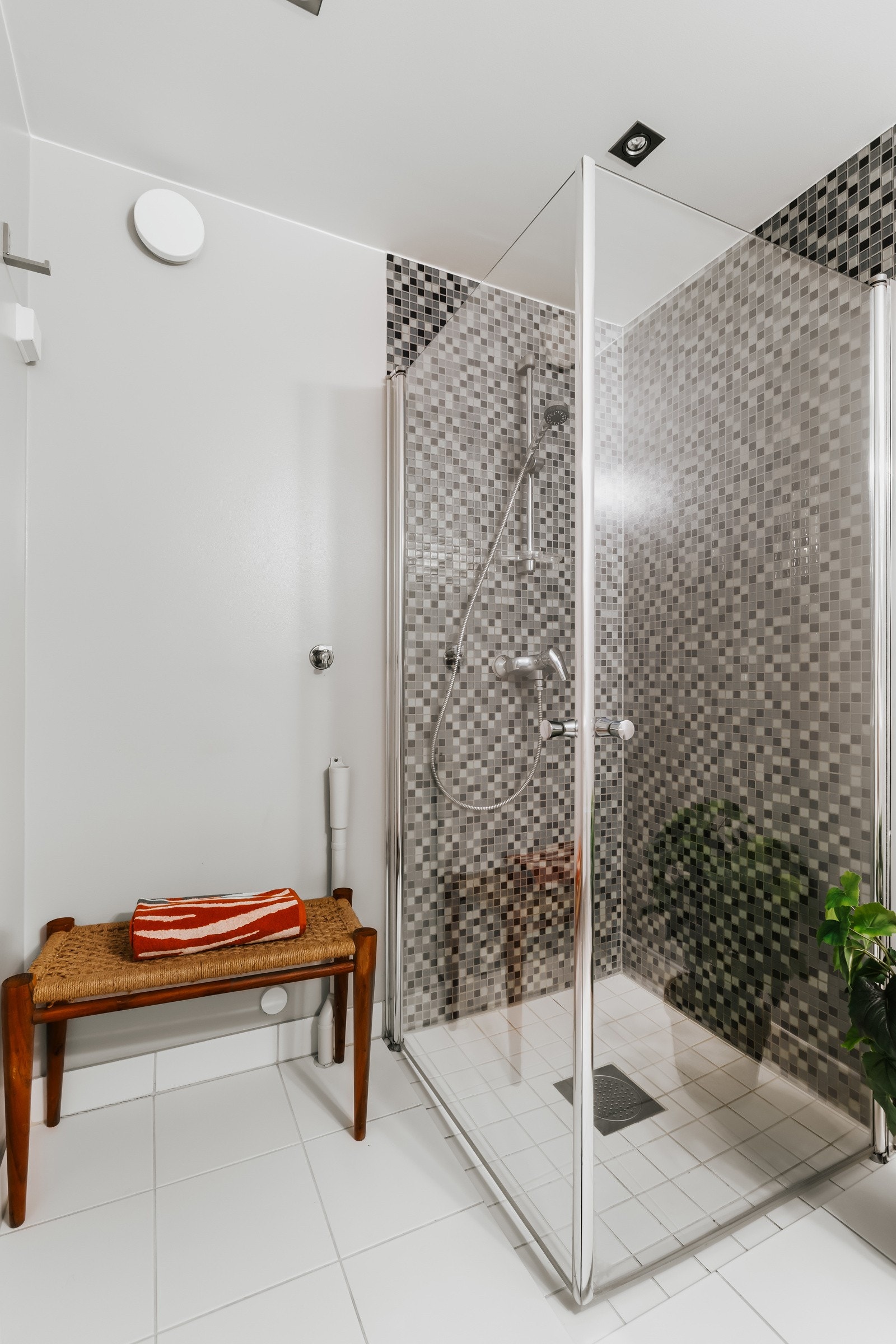 Dusjsone med elegante innfellbare dører i herdet glass - en plassbesparende og stilfull løsning Galleribilde