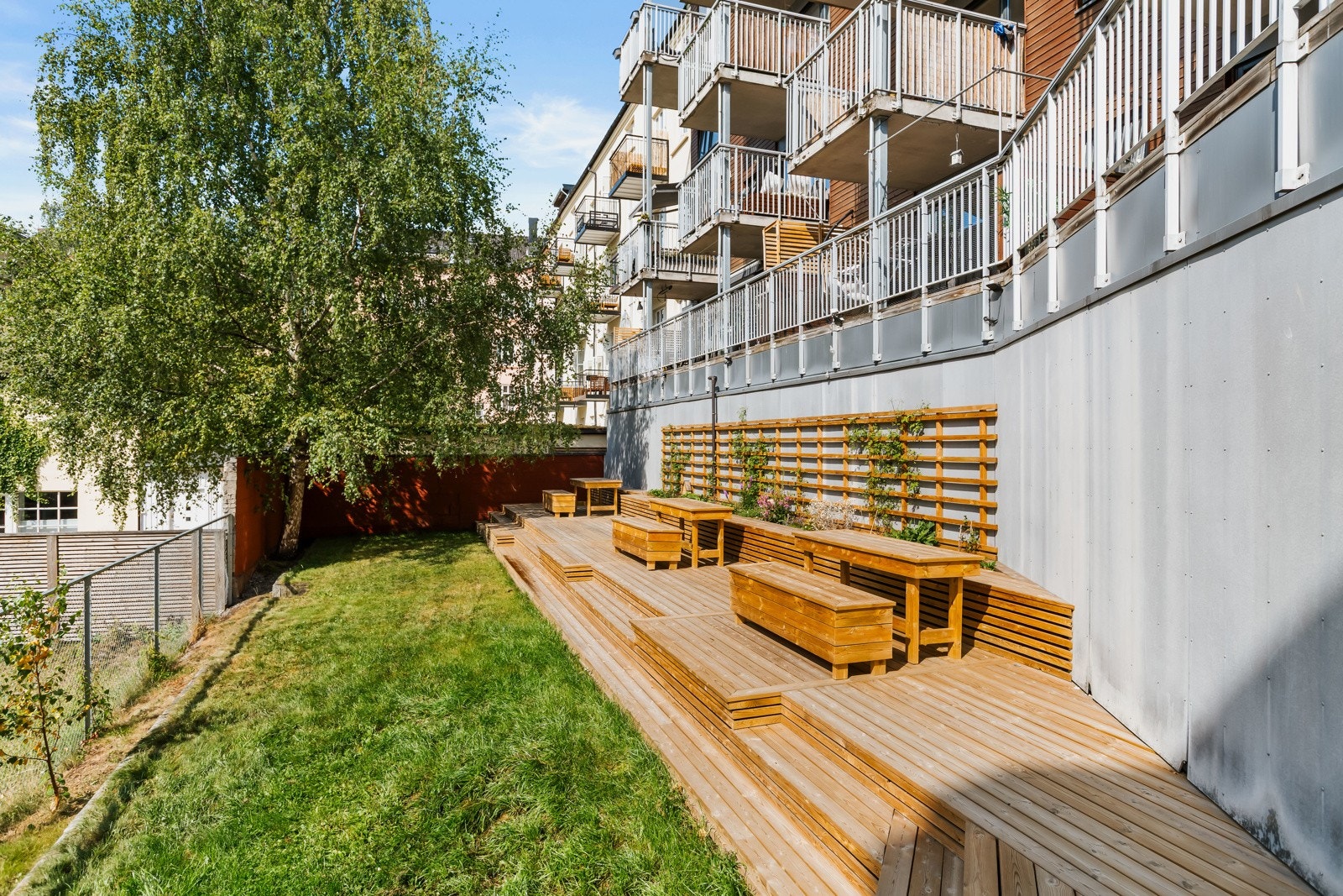 Selgers ord: "Hyggelig naboskap ? her møter du ofte naboene i den trivelige felles bakgården" Galleribilde