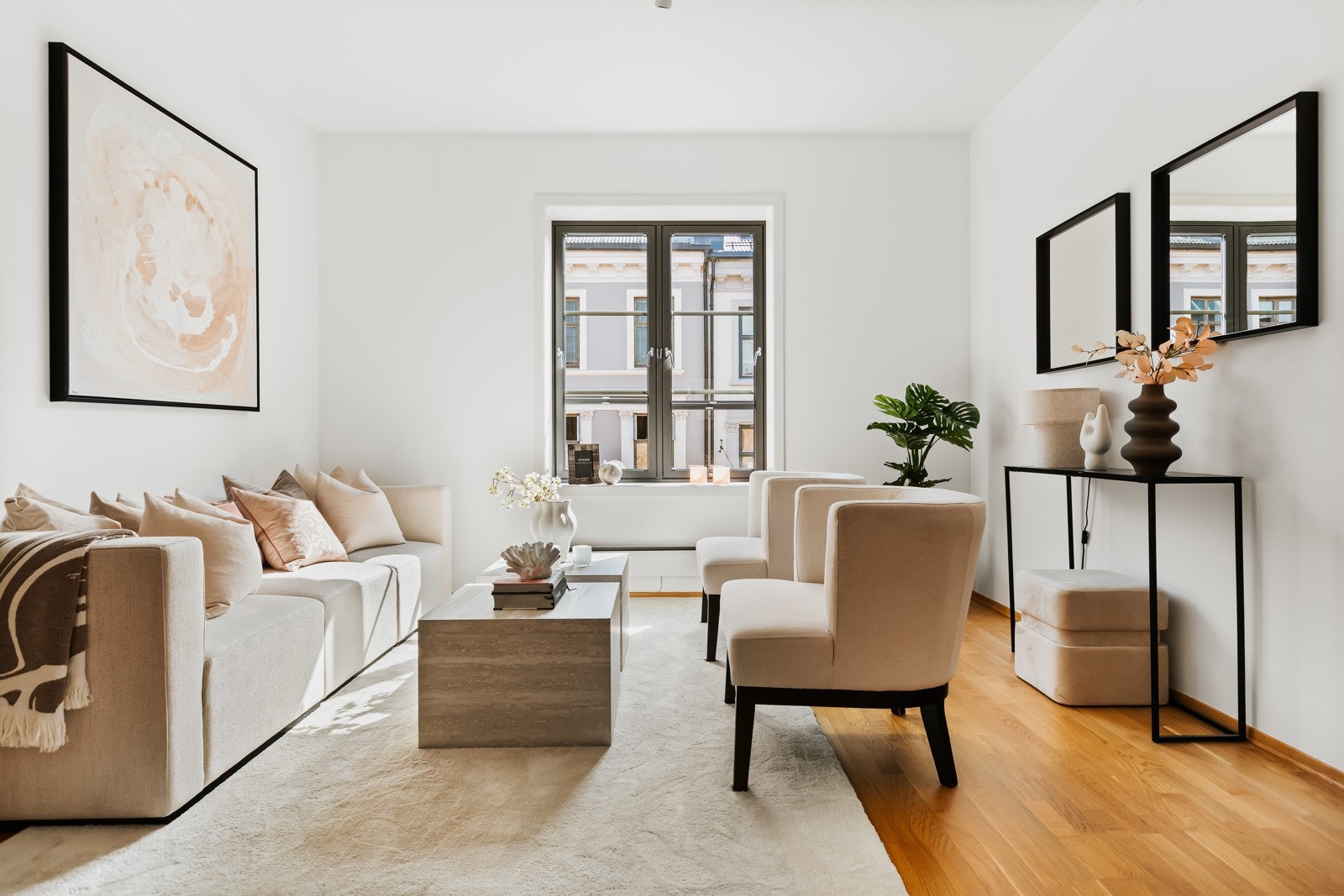 Leiligheten har en åpen, sosial og moderne planløsning med en naturlig og funksjonell inndeling av sonene Galleribilde