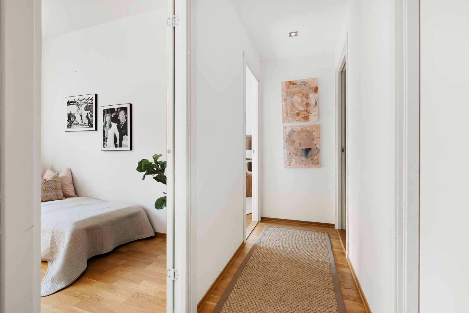 Leiligheten har en mellomgang fra stuen til avdelingen for soverom og baderom Galleribilde