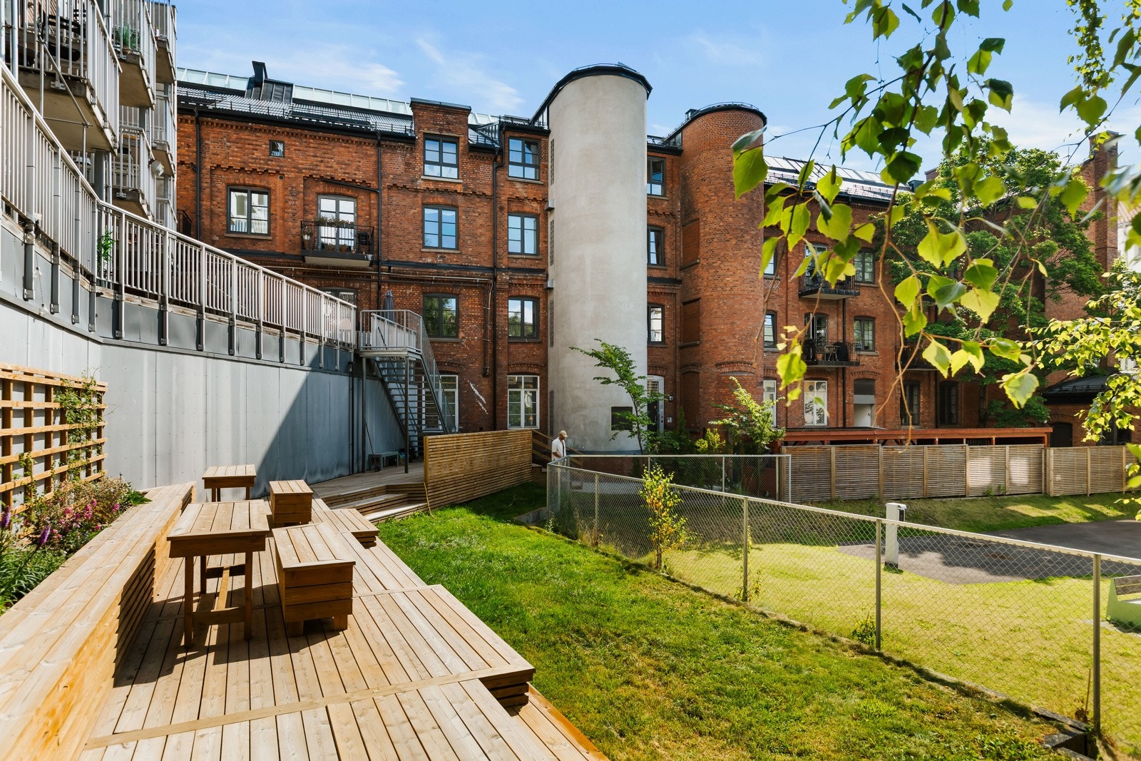 Sameiet har en trivelig og parkmessig anlagt bakgård Galleribilde