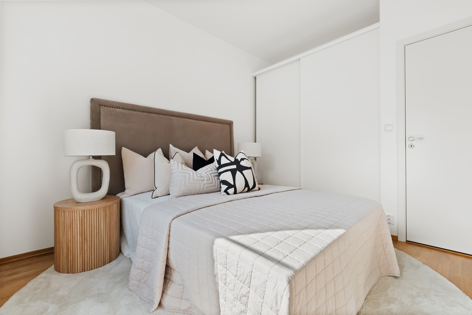 Skyvedørsgarderoben sørger for rikelig med oppbevaringsplass og bidrar til en ryddig atmosfære Galleribilde