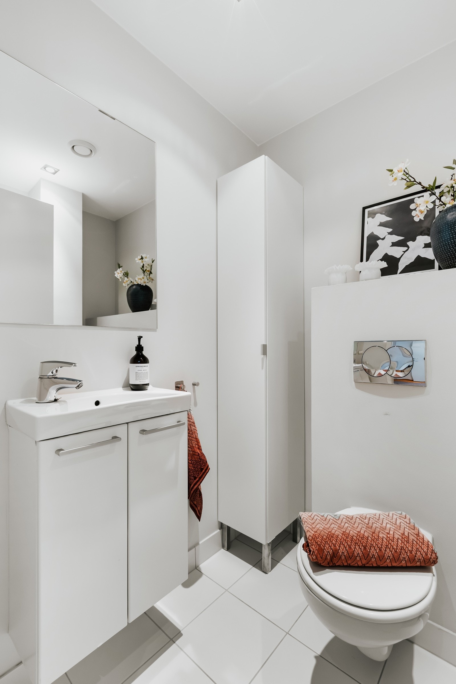 I tillegg til hovedbadet har leiligheten et eget gjestetoalett plassert praktisk til i entréen Galleribilde