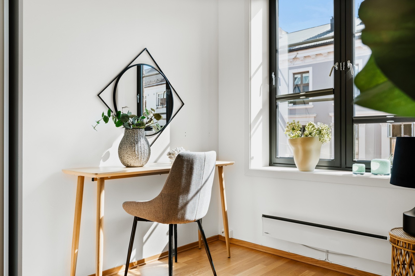 Begge soverommene vender ut mot en rolig enveiskjørt gate! Galleribilde