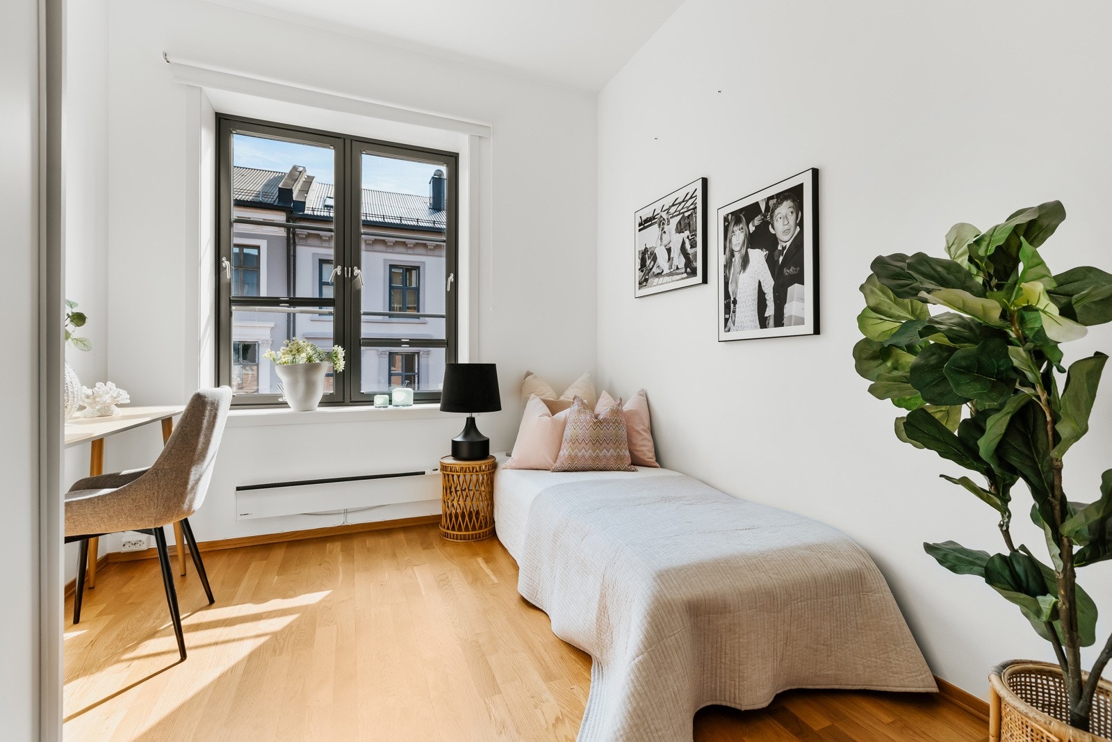 Det andre soverommet passer perfekt som barnerom, gjesterom eller hjemmekontor - avhengig av dine behov Galleribilde