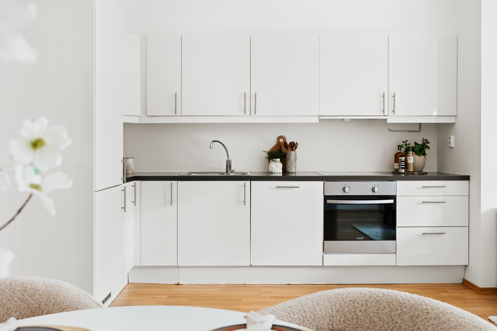 Kjøkkenet ligger fint til i hjørnet av rommet og har rikelig med benke- og lagrinsplass Galleribilde