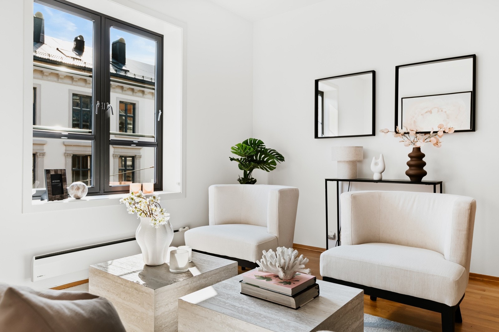 Stuen preges av et flott lysinnslipp takket være store, sprossede vinduer med brede karmer som gir både særpreg og sjarm Galleribilde