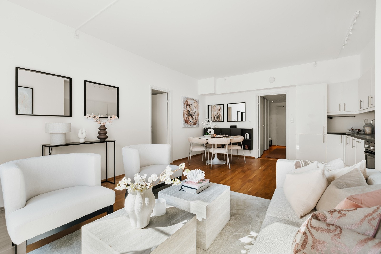 Dette er et sosialt og innbydende oppholdsrom, perfekt for både hverdagsliv og hyggelige sammenkomster Galleribilde