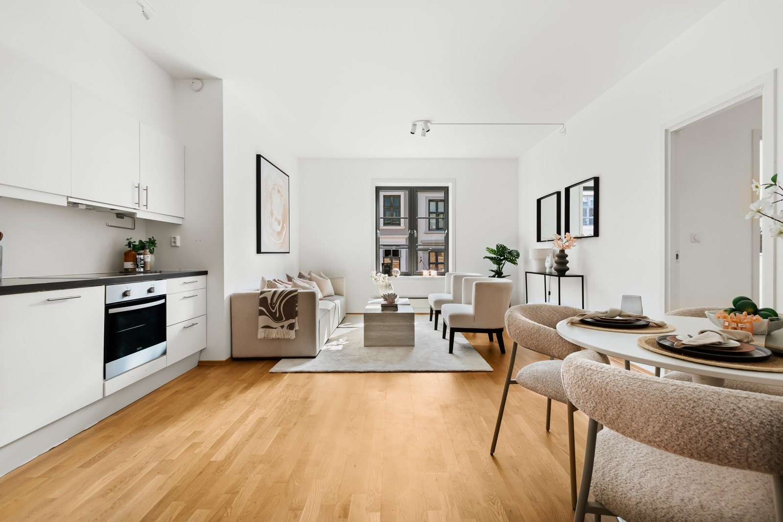 Det er trestavs parkett på gulv og veggene er sparklet og malt sommeren 2025 Galleribilde