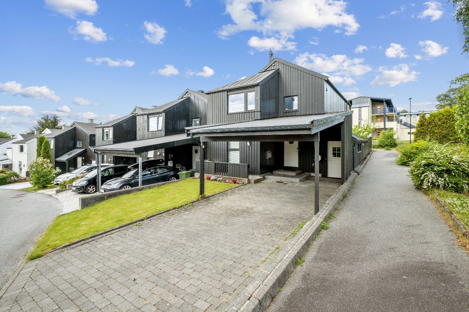 Gode parkeringsmuligheter foran boligen. Galleribilde