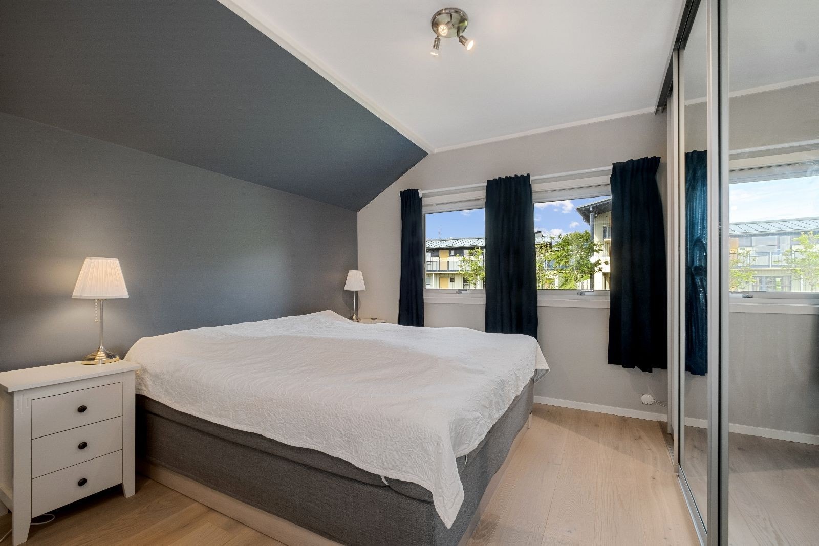 Hovedsoverom med skyvedørsgarderobe Galleribilde