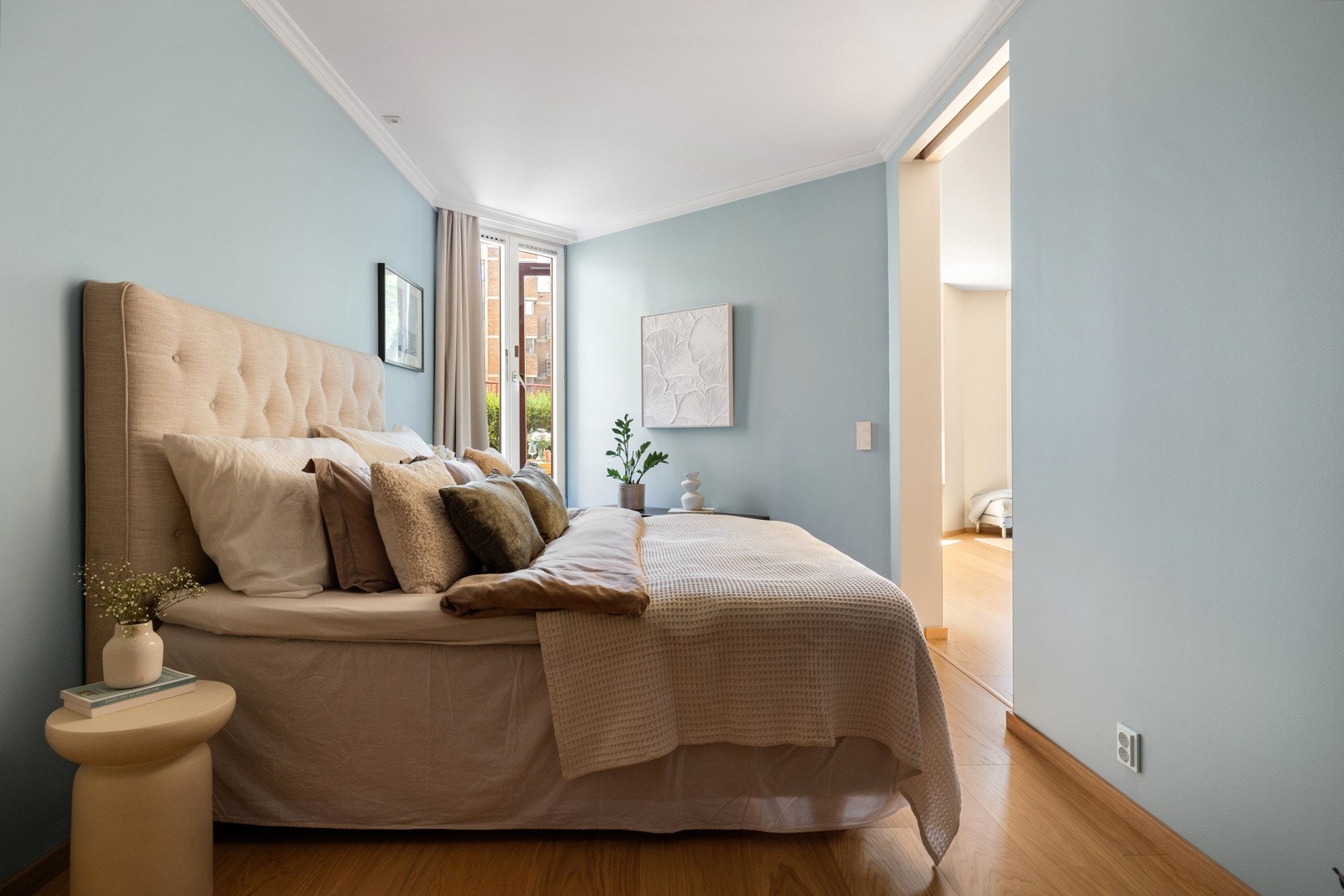 Soverommet byr på rolige netter og luftige omgivelser. Her er det plass til stor seng og man har rikelig plass i egen garderobedel Galleribilde