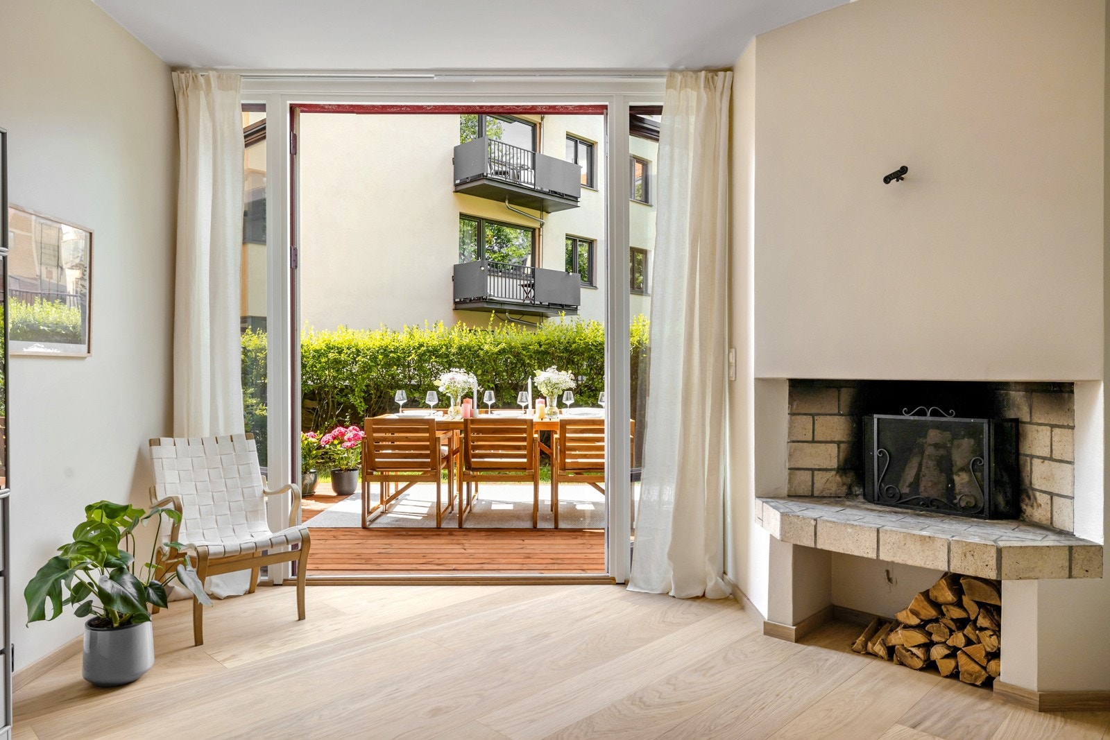 Utgang til egen terrasse med rikelig plass til utemøbler, grillen og herlig stemning Galleribilde