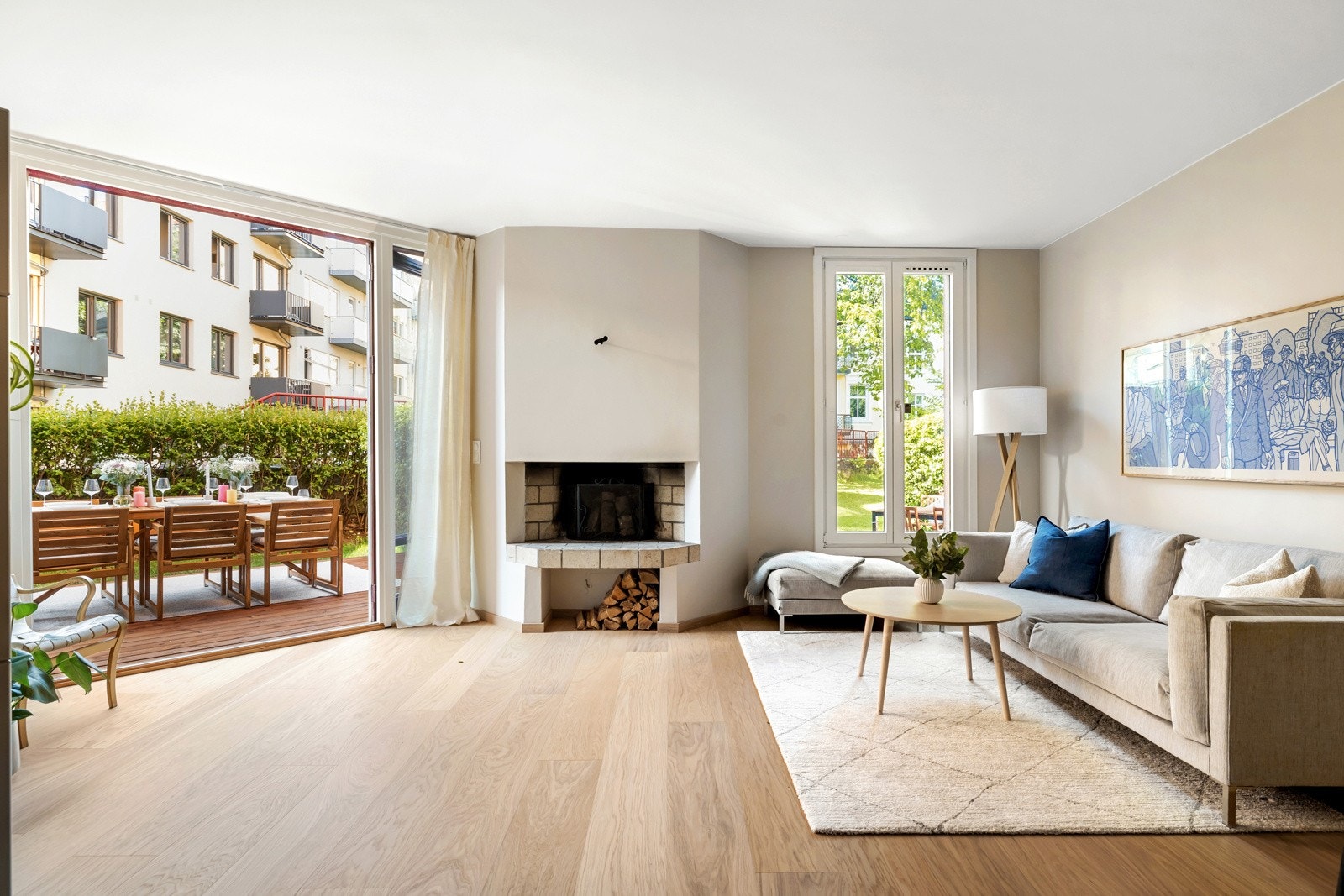 Stuen er stor og har rikelig plass til stor loungesofa og spisestuebord. Det nye kjøkkenet er i åpen løsning mot stuen og har intgegrerte hvitevarer Galleribilde