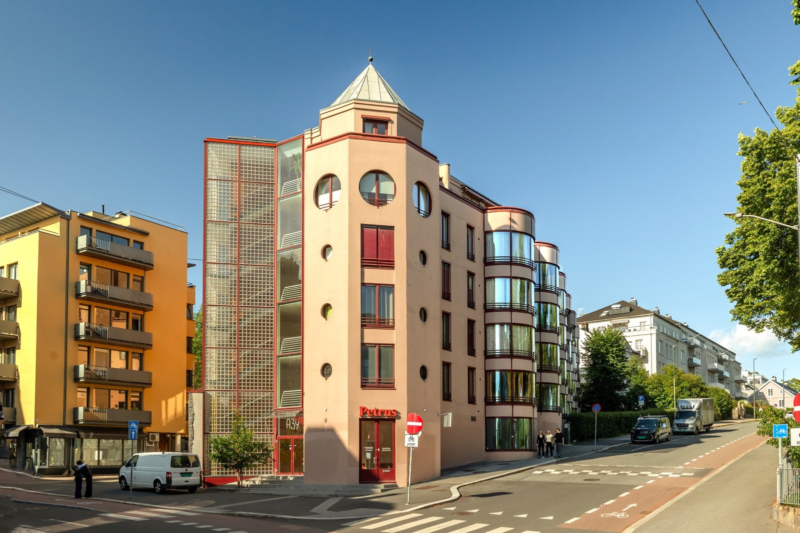 Fasade fra gateplan Galleribilde