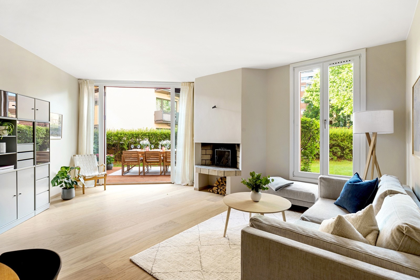 Herlig stue med takhøyde på hele 2,66 meter og utgang til egen terrasseplatting og peishygge Galleribilde