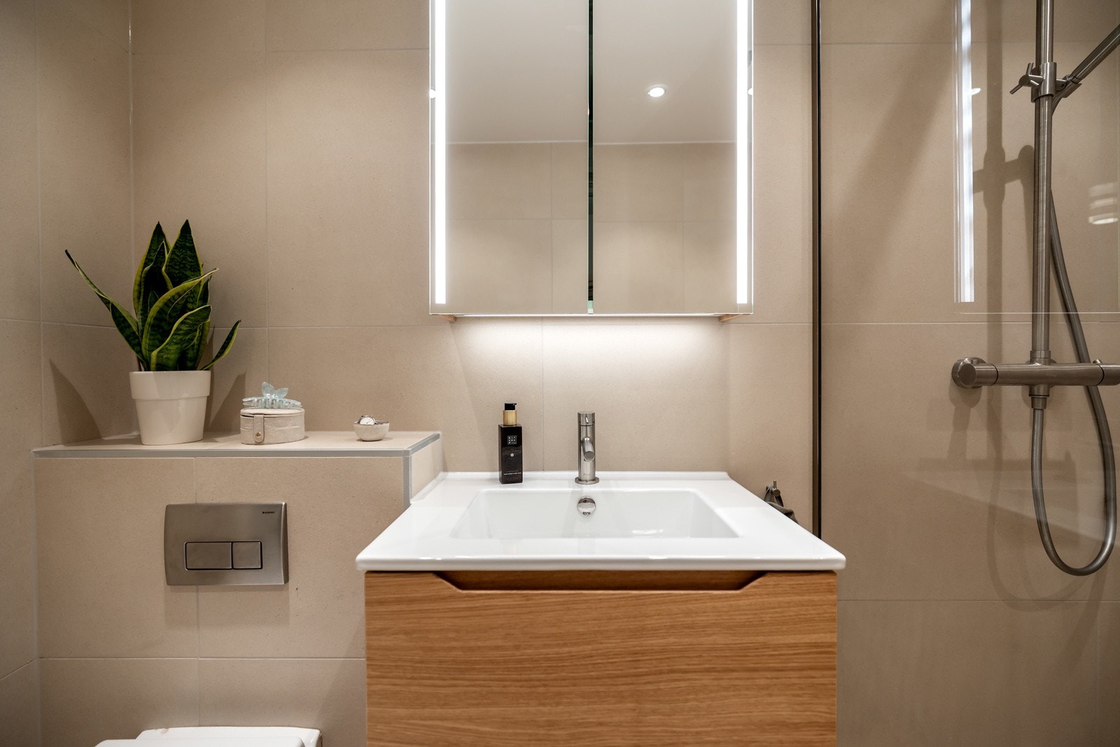 Servantskapet har godt med oppbevaringsplass i både under og overskap - og belysning i speilskapet Galleribilde