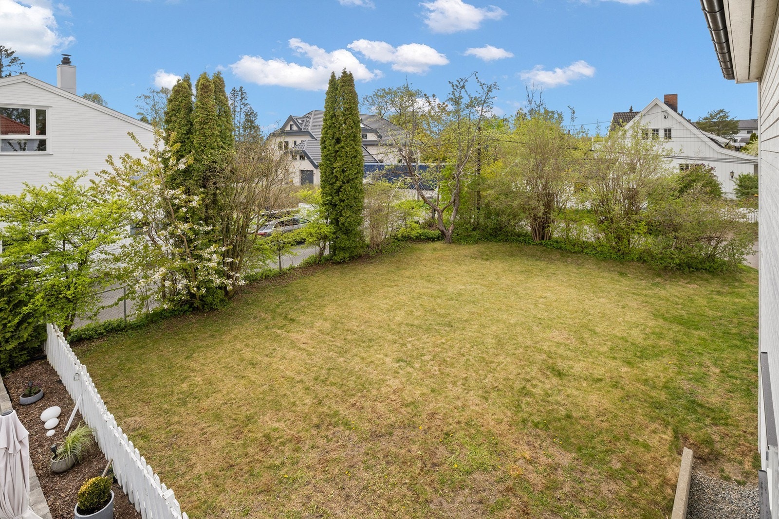 Leiligheten disponerer sin egen solrike hagedel på sydvestre hjørnet av tomten Galleribilde