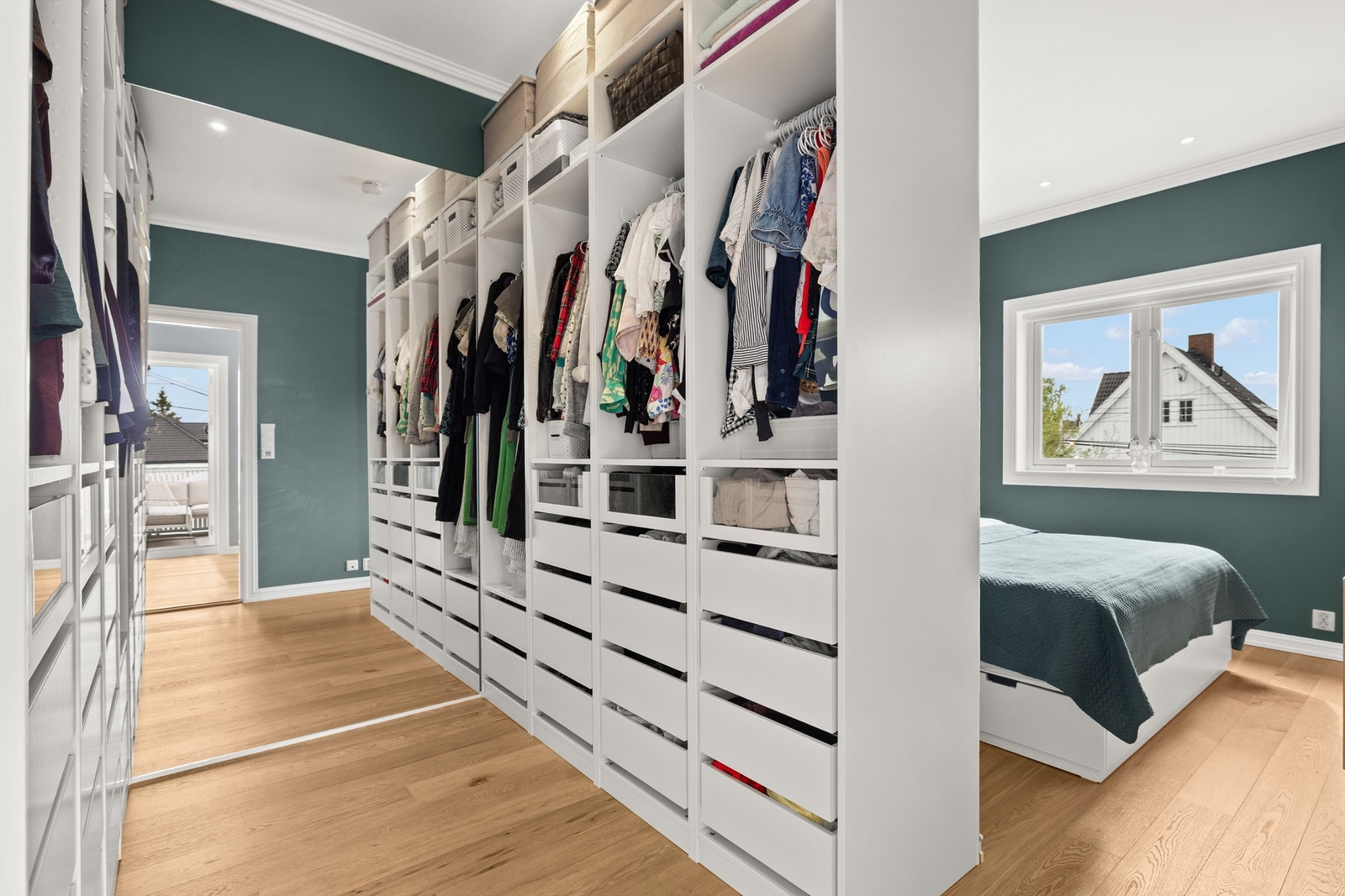 Praktisk garderobedel på hovedsoverommet Galleribilde