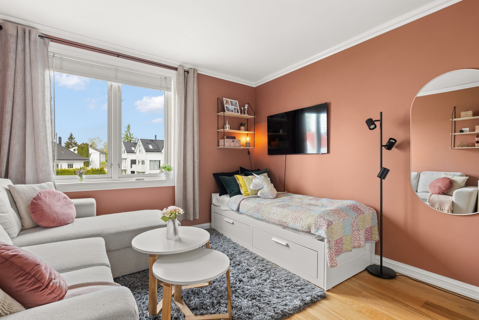 Soverom 2 med 1-stavs parkett med gulvvarme Galleribilde