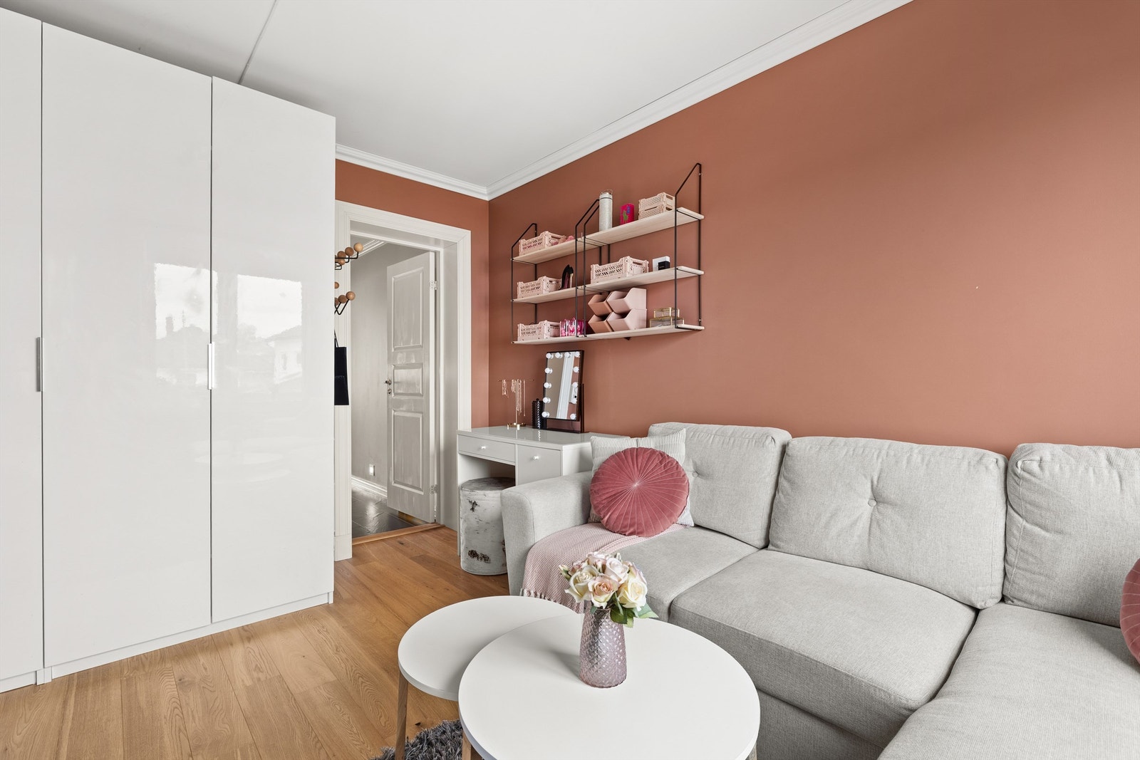 Garderobeskap på rommet Galleribilde