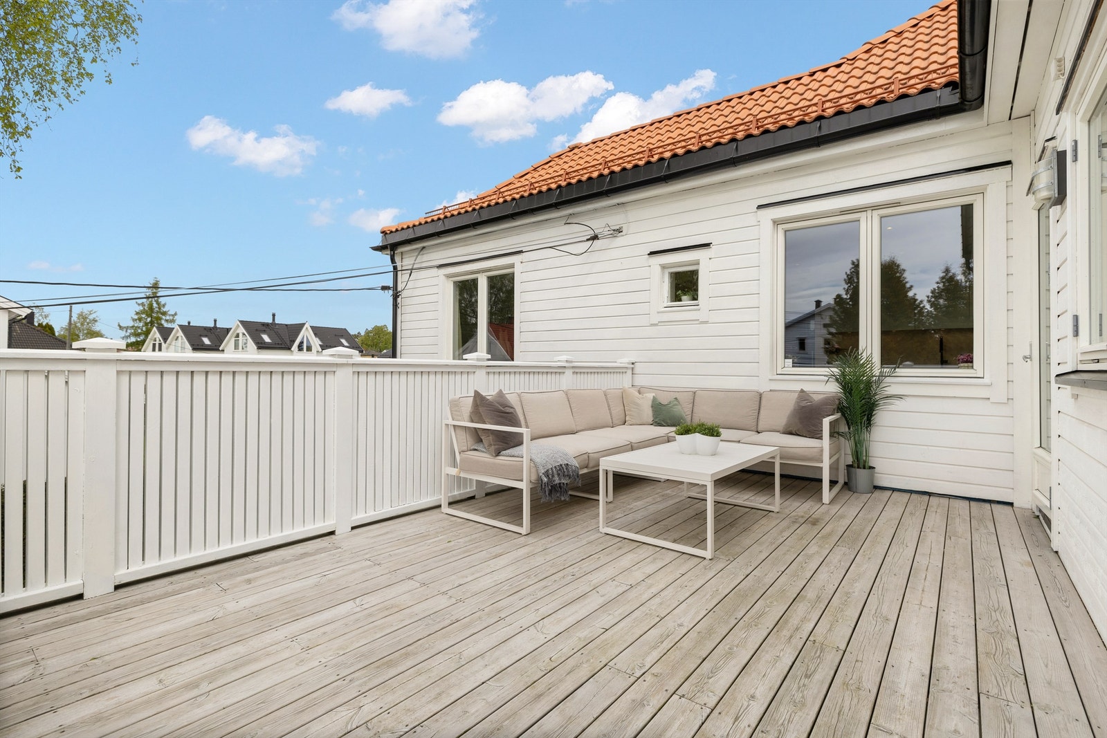 Romslig og skjermet balkong Galleribilde