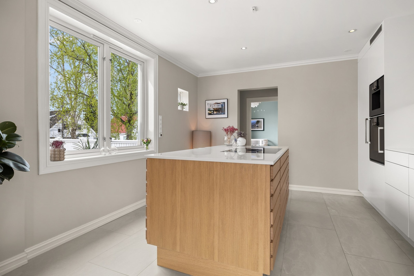 Lekkert kjøkken med ny påkostet innredning fra Multiform i 2022 med integrerte hvitevarer fra bl.a. Gaggenau. Gulvfliser med gulvvarme Galleribilde