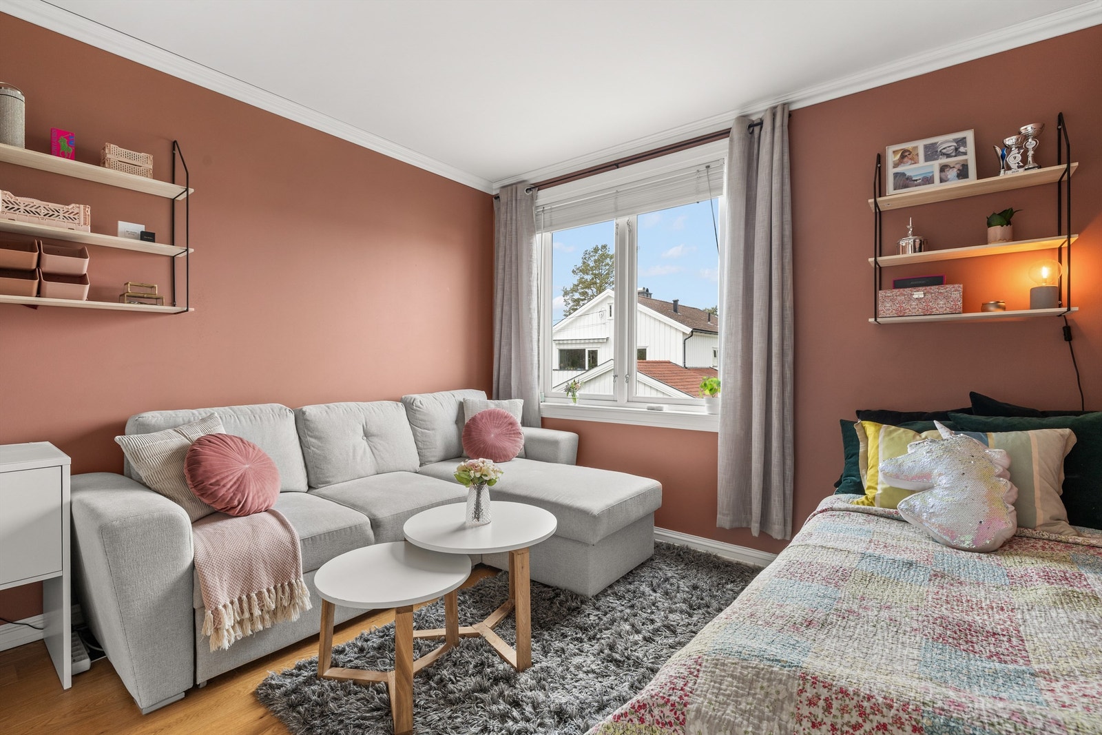 Et romslig rom med god plass til innredning Galleribilde