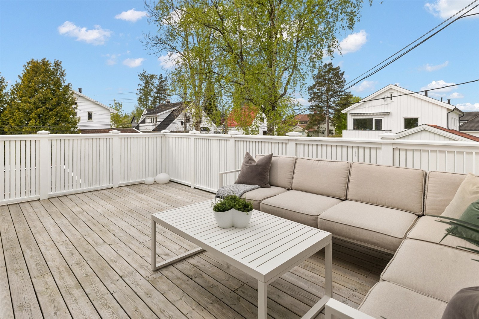 Romslig balkong mot vest og nord med sol fra ettermiddag til kveld Galleribilde