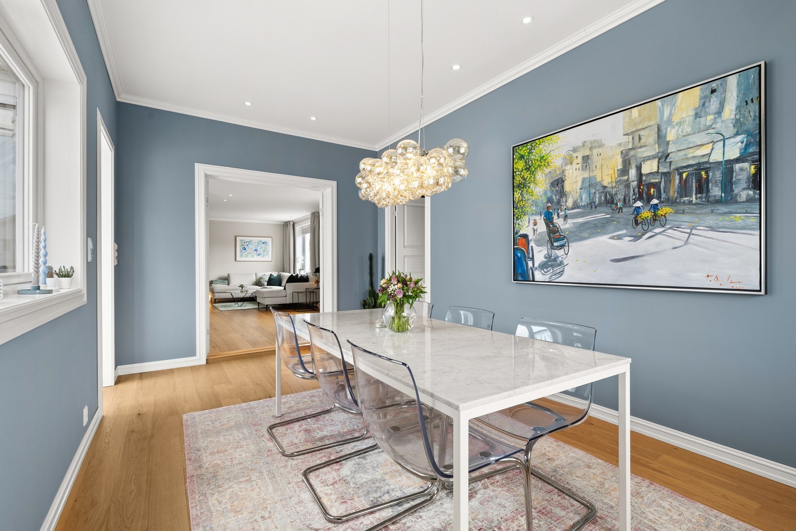 Egen spisetue med god takhøyde og 1-stavs parkett med gulvvarme Galleribilde