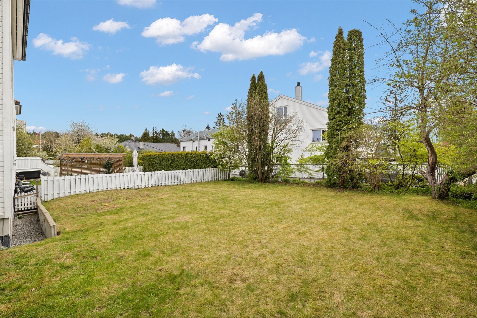 Store deler av hagen er inngjerdet Galleribilde