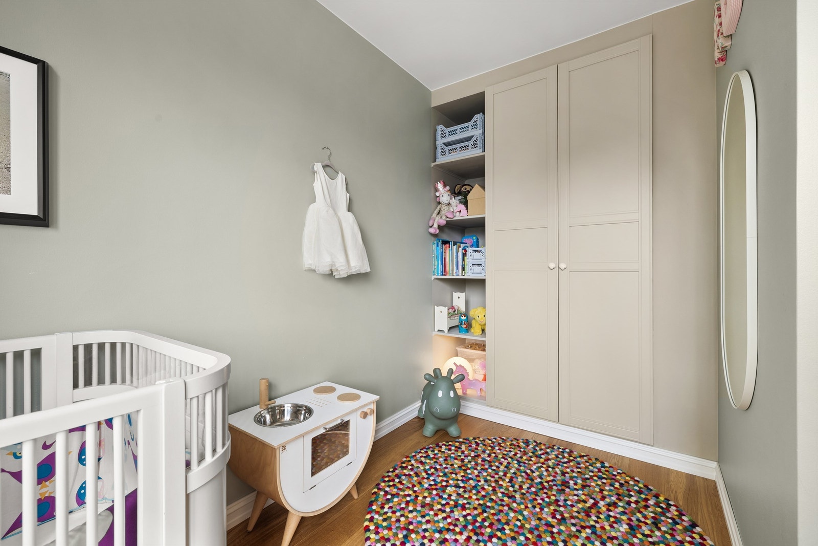 Garderobeskap i rommet Galleribilde