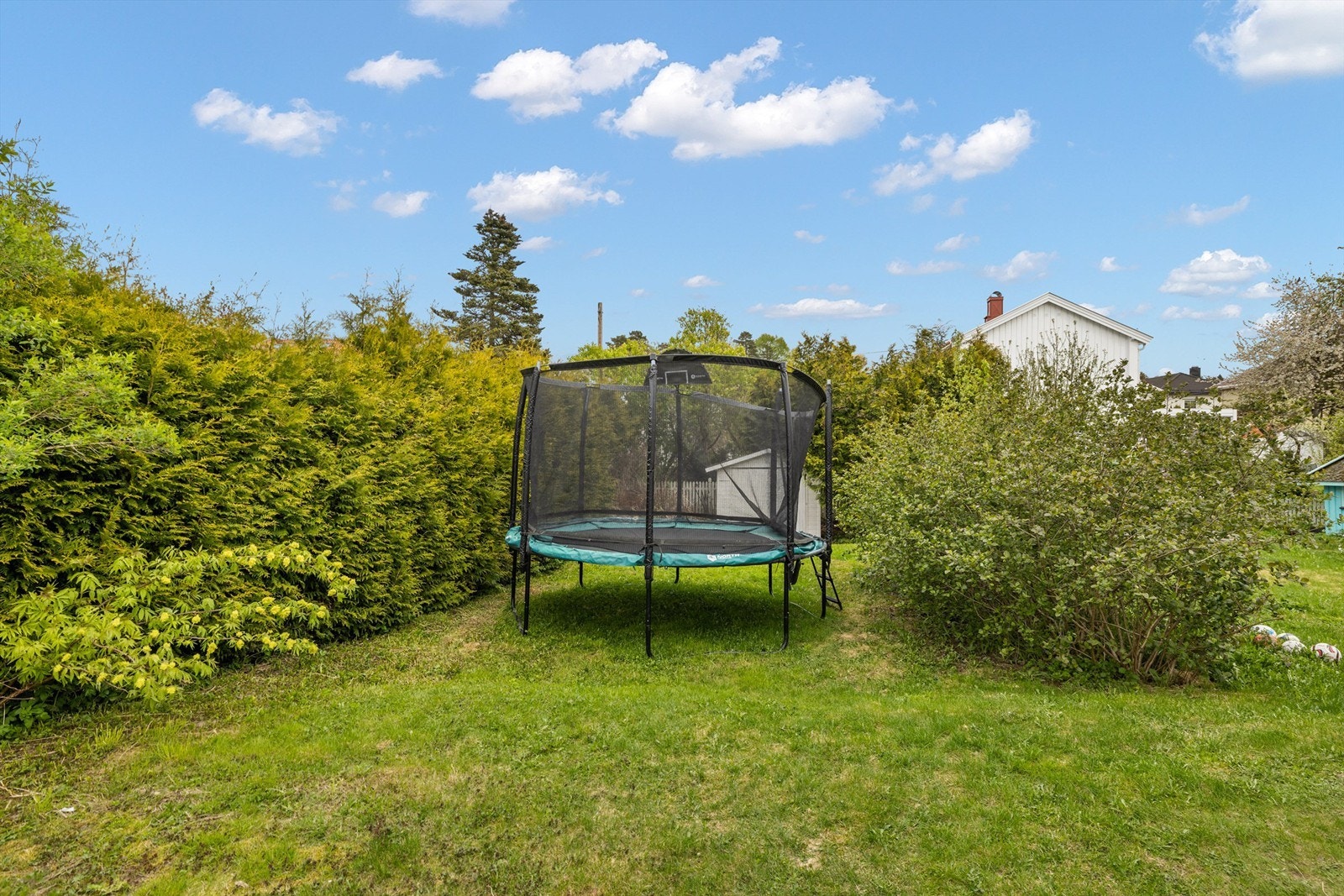 Det er også en felles hagedel hvor det er felles trampoline, samt at det er felles utebod med felles verktøy og felles gressklipper Galleribilde