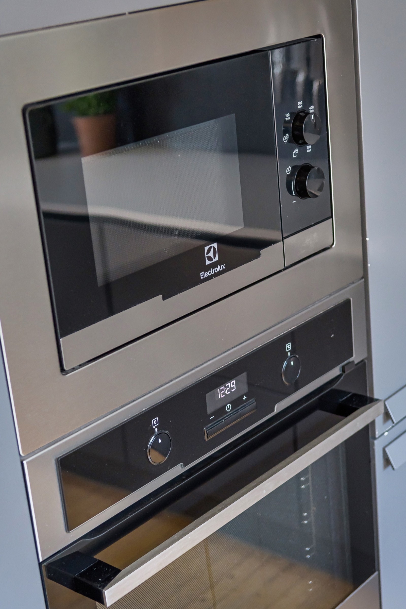 Alt av integrerte hvitevarer er på plass - her får du induksjonstopp, stekeovn, mikrobølgeovn, oppvaskmaskin og kjøleskap med frysedel - og alt følger handelen. Galleribilde