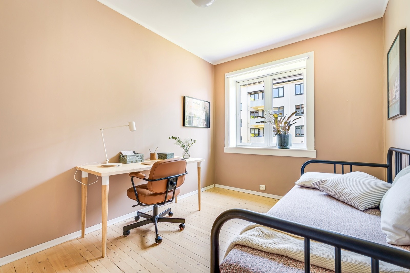 Rommet er fleksibelt og lett å møblere, med plass til både seng, kontorpult og garderobeløsninger - enten du trenger et ekstra soverom, et kreativt arbeidsrom eller begge deler. Galleribilde