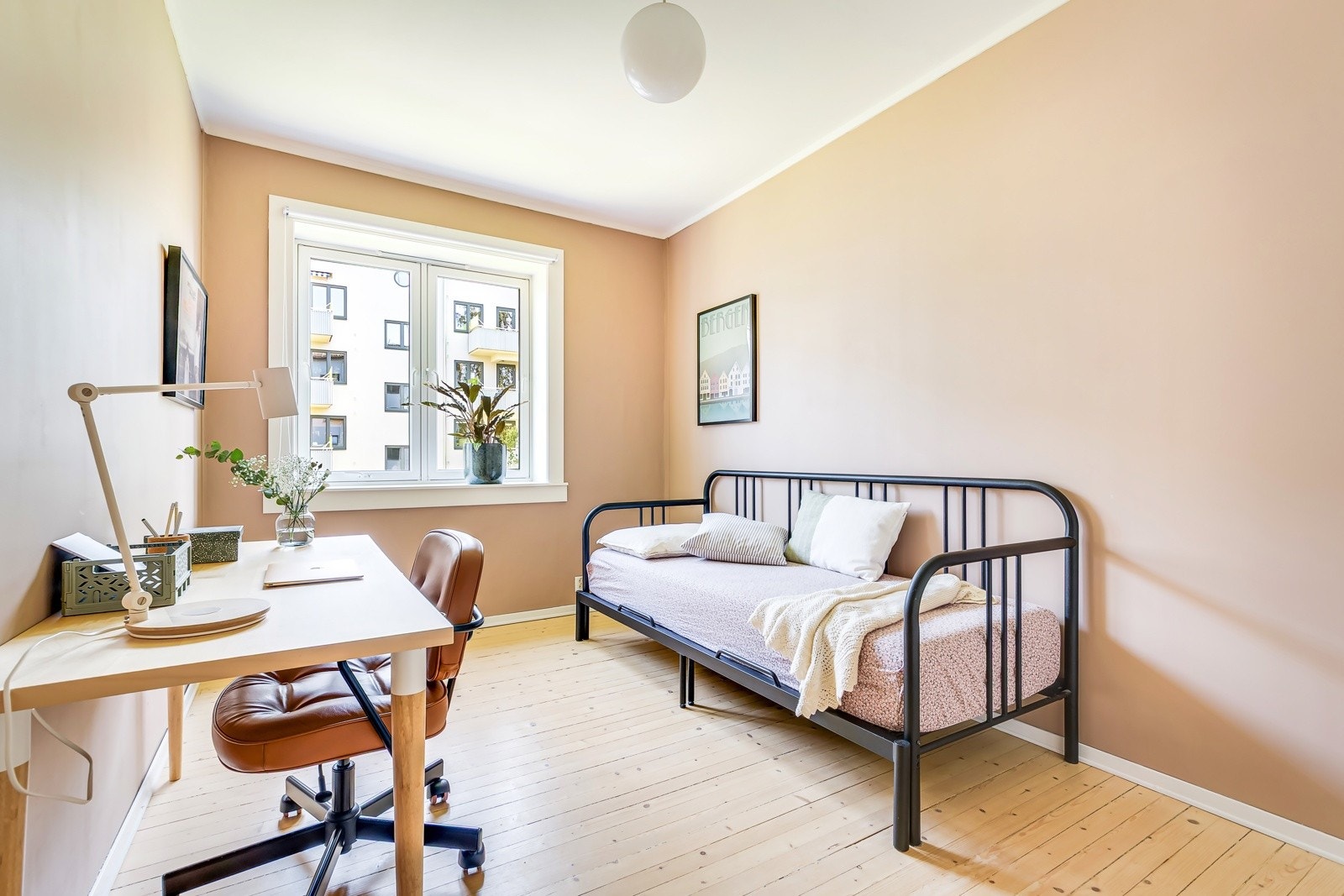 Det andre soverommet er også lyst, romslig og svært innbydende - perfekt som barnerom, gjesterom eller hjemmekontor. Galleribilde