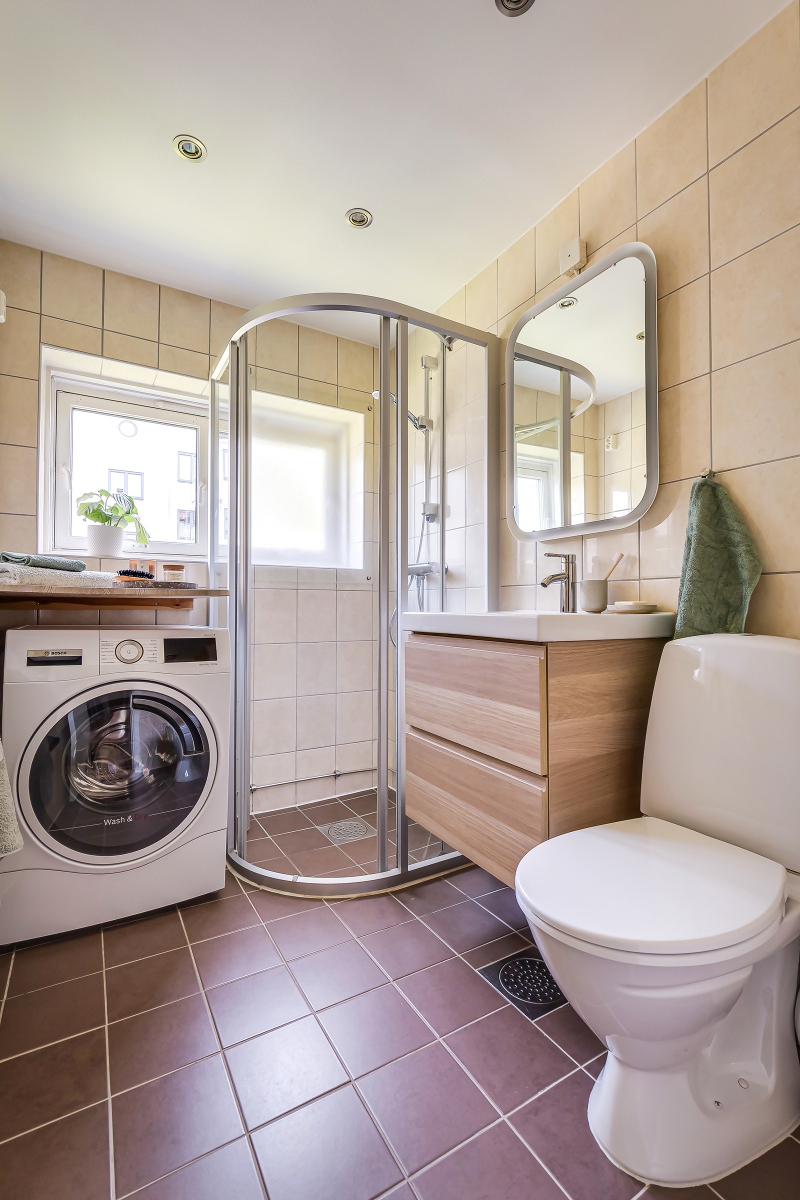 Leiligheten kan skilte med et lekkert og innbydende baderom, opprinnelig rehabilitert i regi av borettslaget i 2008 og videre oppgradert i 2022. Galleribilde