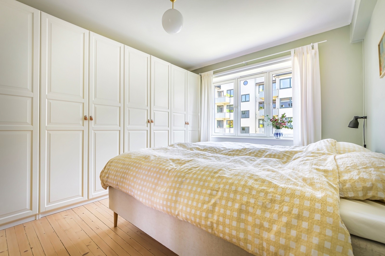 Hovedsoverommet er både lunt og romslig og det er god plass til en stor dobbeltseng med nattbord på hver side, og fortsatt rom for en kontorpult eller kommode. Galleribilde