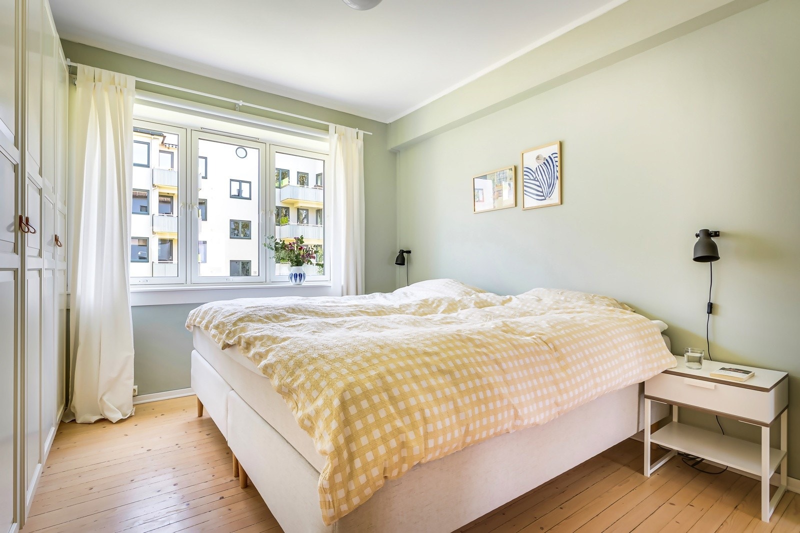 Langs den ene veggen står en hel garderobeløsning på fire meter - medfølger i handelen - og gir rikelig med oppbevaringsplass til klær, sengetøy og det du ellers trenger å gjemme bort for et ryddig soveromsmiljø. Galleribilde