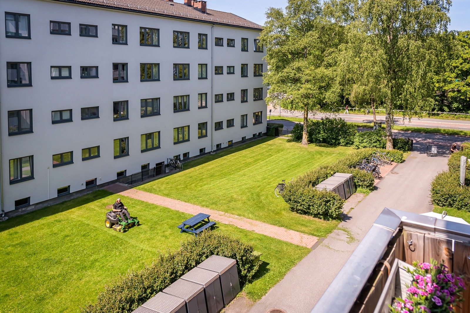 Beliggenheten i byggets 3. etasje og mot sydvest sørger for gode solforhold fra morgen til kveld. Hyggelig utsyn over borettslagets store og grønne fellesarealer. Galleribilde