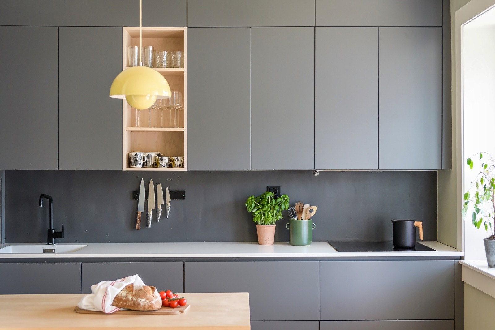 Her kan du lage mat samtidig som du er en naturlig del av samtalen - enten du har gjester på besøk eller nyter en rolig hverdagskveld. Galleribilde