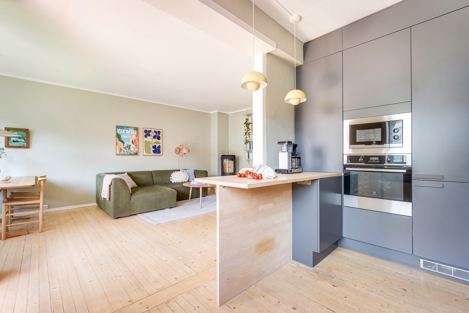 Kjøkkenet ligger i en delvis åpen løsning mot stuen - en perfekt kombinasjon av sosial sone og funksjonell arbeidsplass. Galleribilde