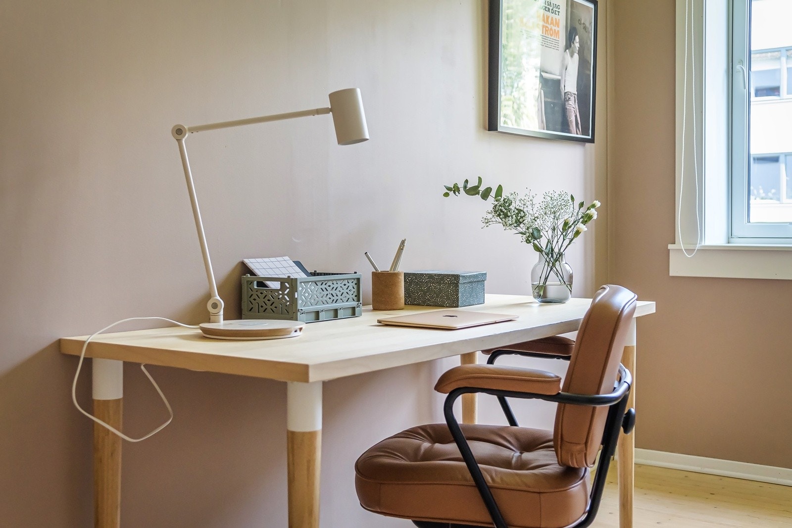 Standard og uttrykk er i tråd med resten av leiligheten - med originale tregulv som tilfører varme og karakter, og glatte vegger malt i en nydelig, varm fargetone som skaper en lun og innbydende stemning. Galleribilde