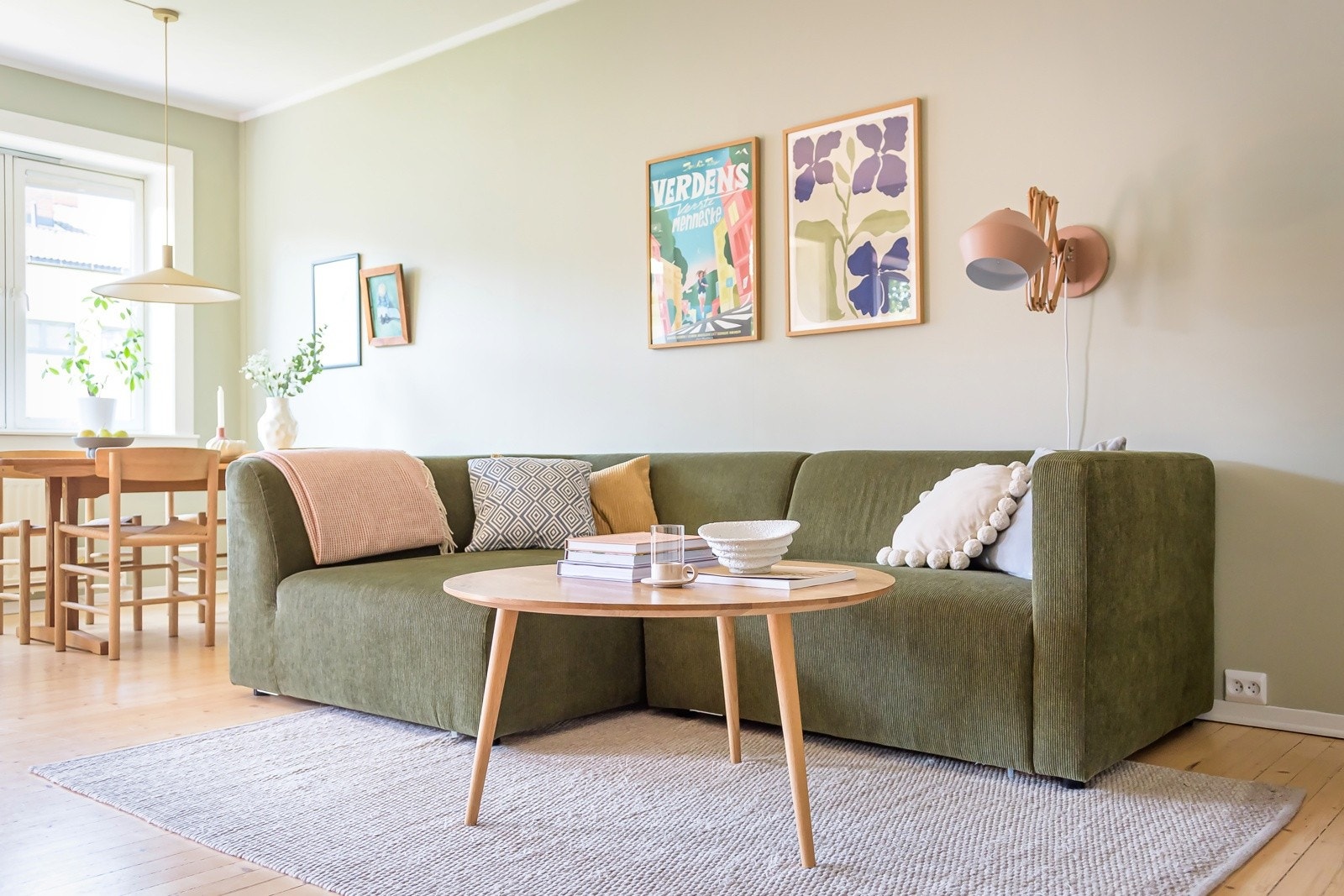 Stuen er boligens naturlige samlingspunkt - et luftig og fint rom med god atmosfære. Galleribilde