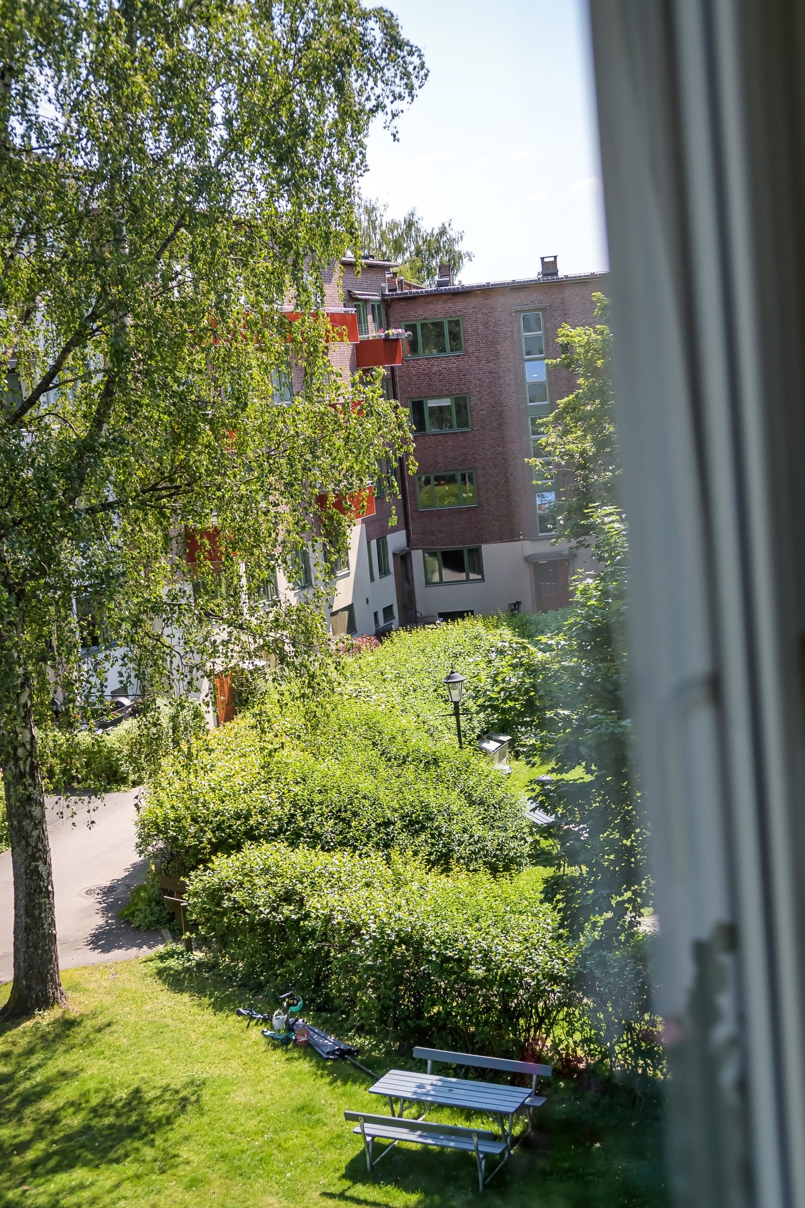 Samtlige vinduer i leiligheten vender mot hyggelige fellesarealer. Galleribilde